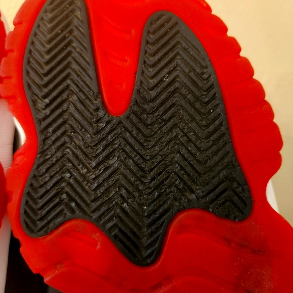 Jordan 11 Retro Playoffs Bred (2019) 378037-061 Size 9.5 - Picture 12 of 15